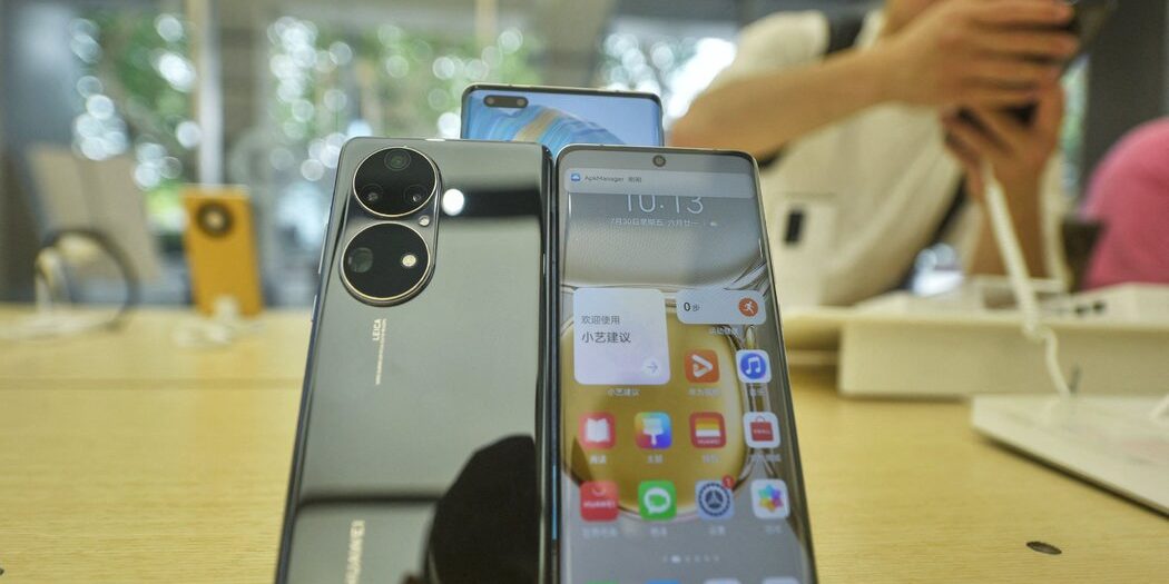 <pre>Продажи Huawei падают, поскольку покупатели телефонов бегут от китайского гиганта.