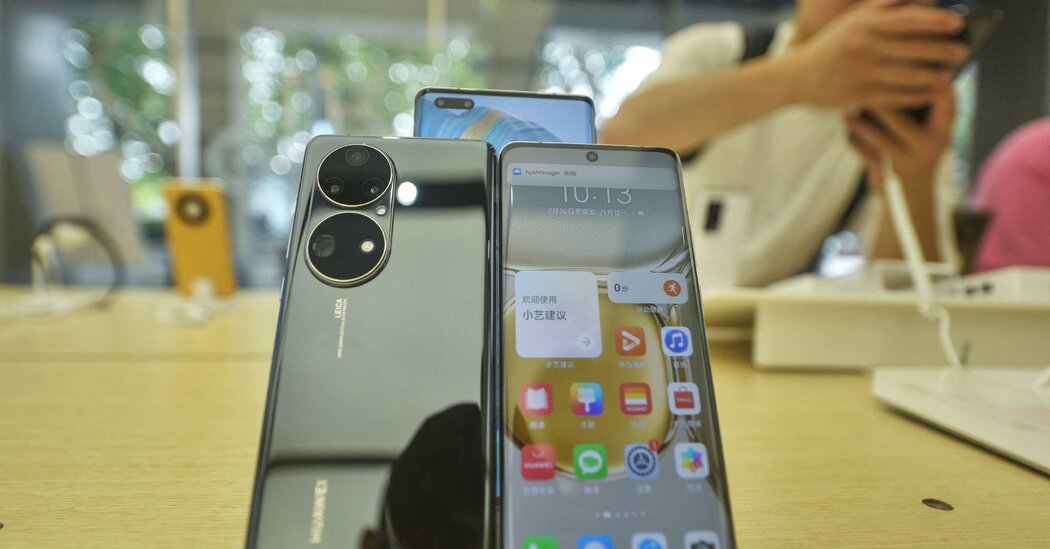 <pre>Продажи Huawei падают, поскольку покупатели телефонов бегут от китайского гиганта.