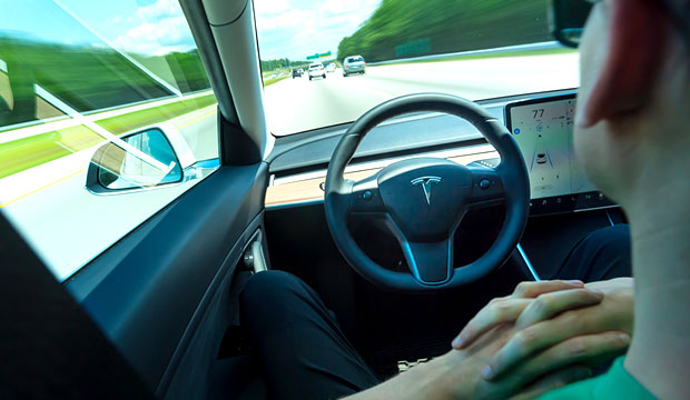 <pre>Зонд для автопилота Tesla открыт Агентством по безопасности на дорогах США