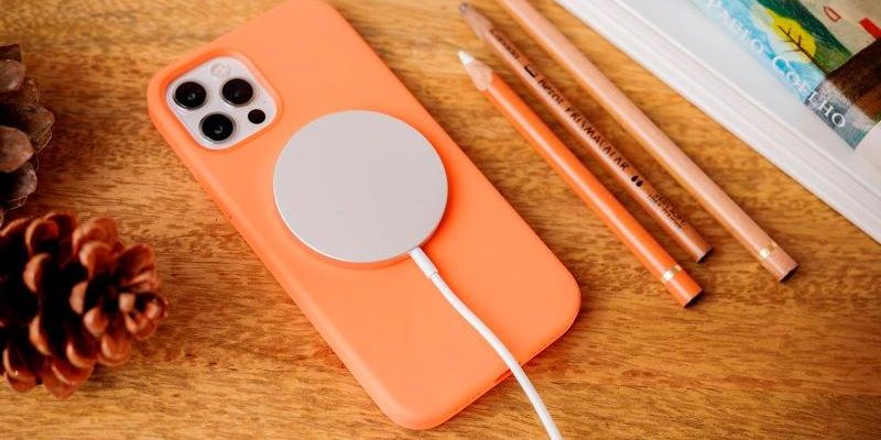 <pre>В утечке видео можно увидеть чехлы MagSafe для iPhone 13