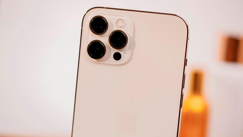 <pre>iPhone 12 Pro Max стал самым дешевым в истории со скидкой 200 фунтов стерлингов