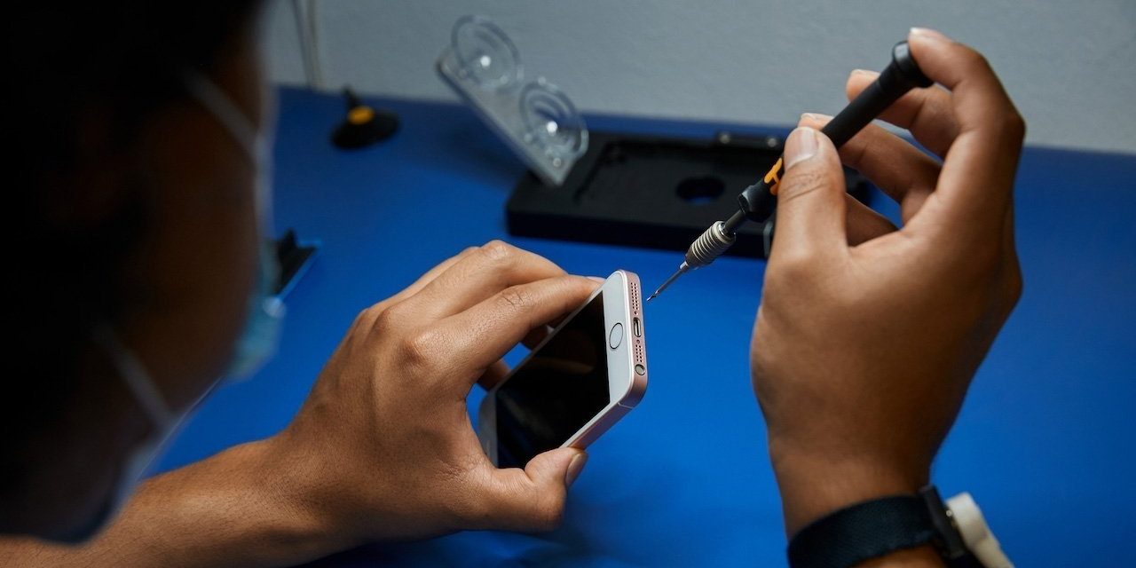 <pre>Акционеры Apple настаивают на том, чтобы компания отменила «антиконкурентную политику ремонта»