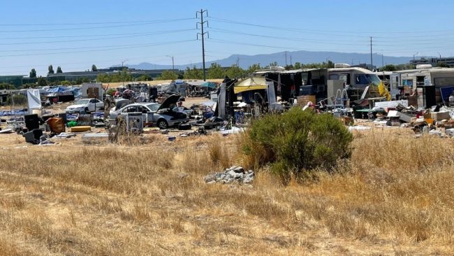 <pre>Бригады расчищают лагерь, переселяют бездомных, живущих на землю Apple