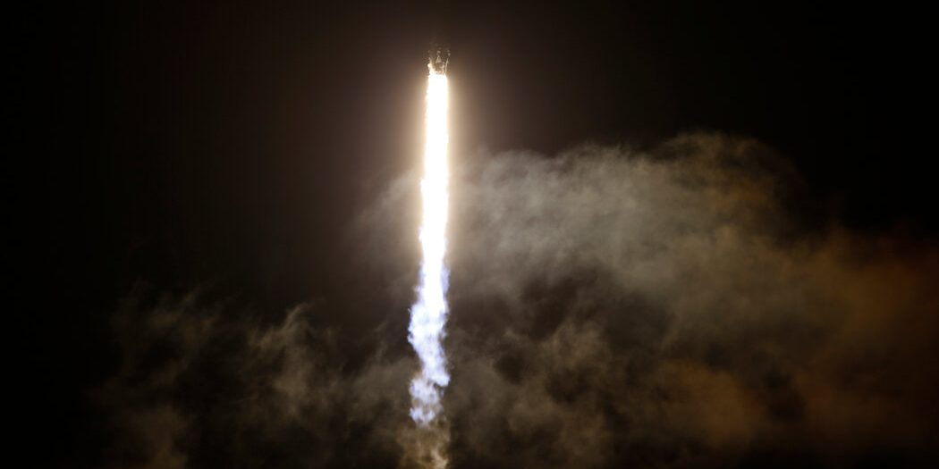 <pre>SpaceX запускает экипаж астронавтов, как никто другой, в орбитальные приключения