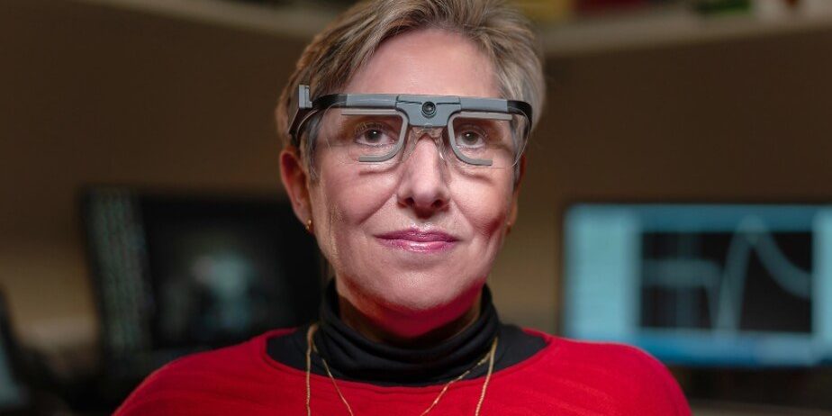 Эта женщина тестирует мозговой имплантат для восстановления зрения. Как продвигаются дела?