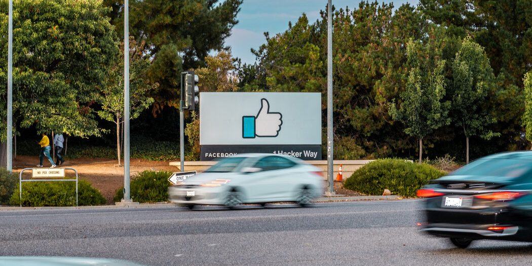 <pre>Facebook, Instagram и WhatsApp снова упали для некоторых пользователей