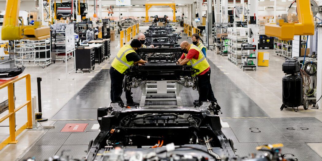 <pre>Компания Rivian, запускающая электромобиль, обнаруживает большие убытки в своем I.P.O. Подача документов