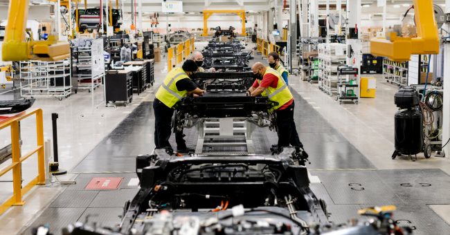 <pre>Компания Rivian, запускающая электромобиль, обнаруживает большие убытки в своем I.P.O. Подача документов