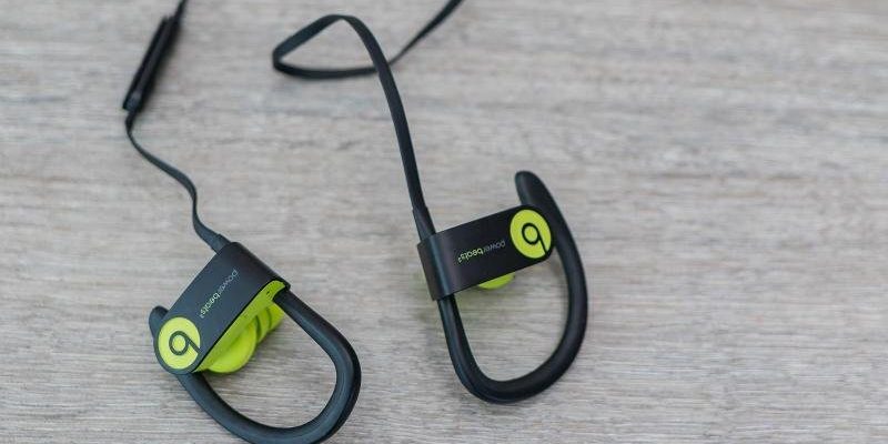 <pre>Apple прекращает продажу нескольких моделей наушников Beats