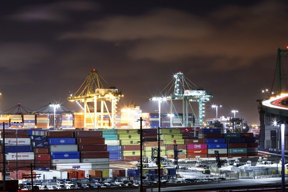 <pre>Проблемы с цепочкой поставок означают огромные прибыли для логистических компаний