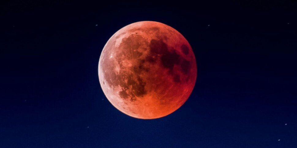 19 ноября произойдет самое долгое лунное затмение за 580 лет. Кто его увидит?