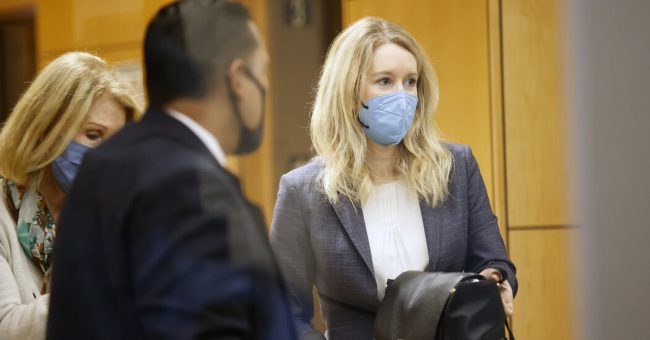 <pre>Элизабет Холмс начинает свою защиту в судебном процессе по делу о мошенничестве