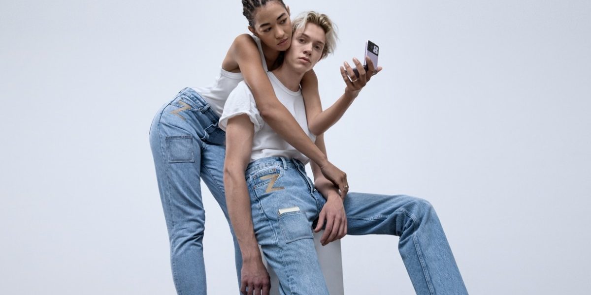 Samsung и Dr Denim выпустили джинсы под Galaxy Z Flip3 за 80 тысяч рублей