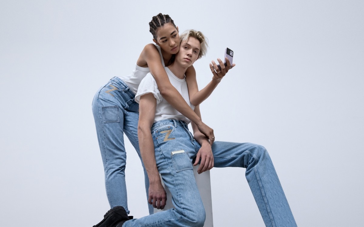 Samsung и Dr Denim выпустили джинсы под Galaxy Z Flip3 за 80 тысяч рублей