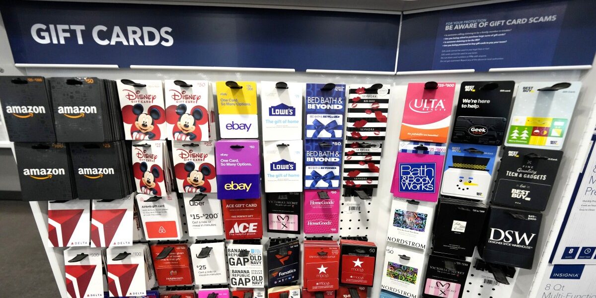 <pre>На фоне предупреждений о мошенничестве в праздничные дни со мной связывается мошенник