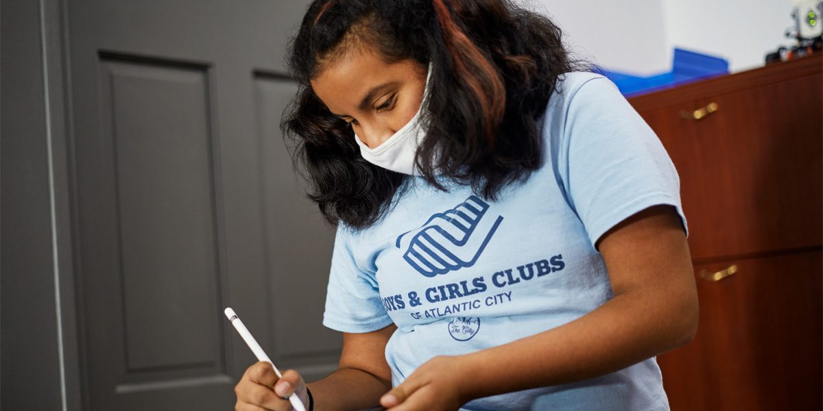 <pre>Apple, Клубы мальчиков и девочек объединяются, чтобы предложить детям и подросткам возможности программирования