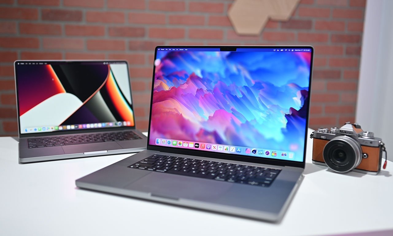  Apple MacBook Pro 14 и 16 дюймов на дисплее с камерой на столе "height =" 768 "loading =" lazy "class =" img-responsive article-image "/ >
</div>
</div>
<p><h3 data-anchor=