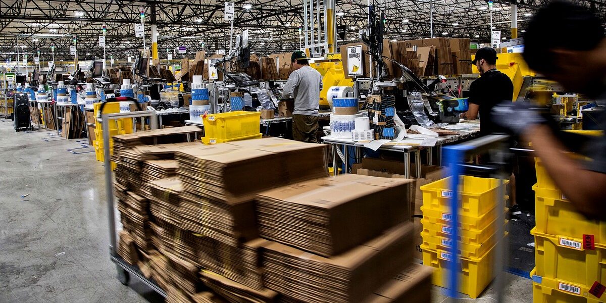 <pre>Ньюсом подписывает законопроект, нацеленный на трудовую практику на складах Amazon