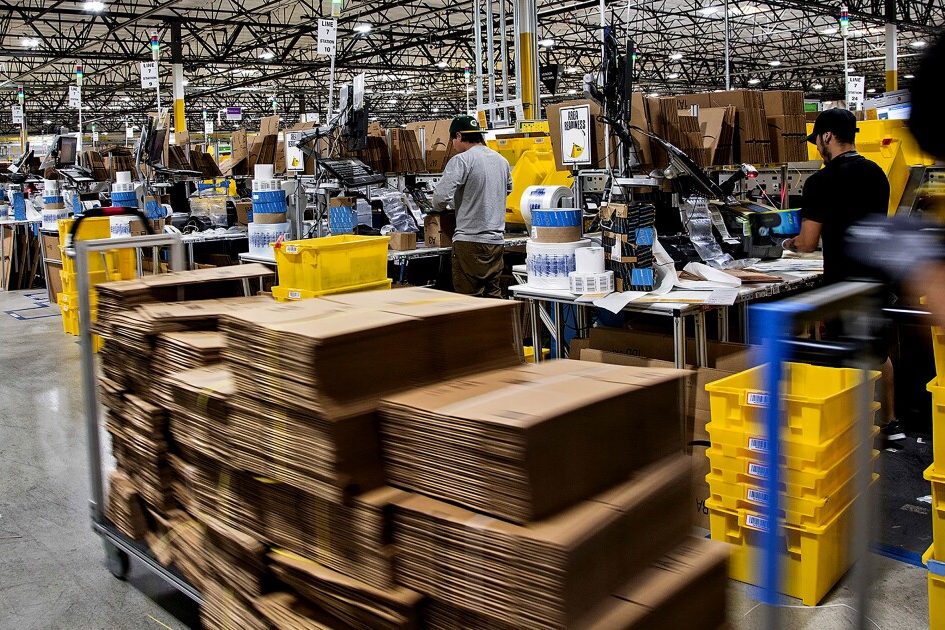 <pre>Ньюсом подписывает законопроект, нацеленный на трудовую практику на складах Amazon