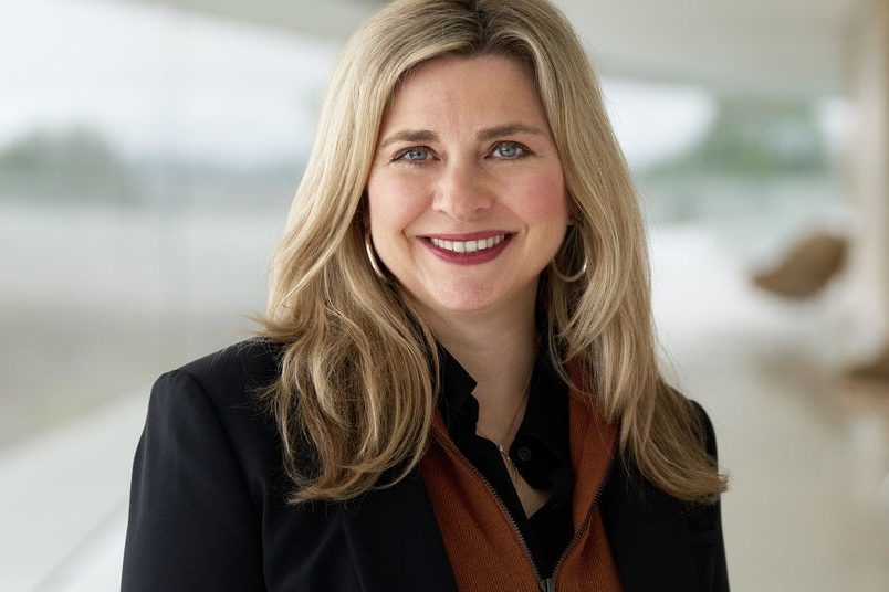 <pre>Apple назначает Кристин Хьюгет главой отдела по связям с общественностью