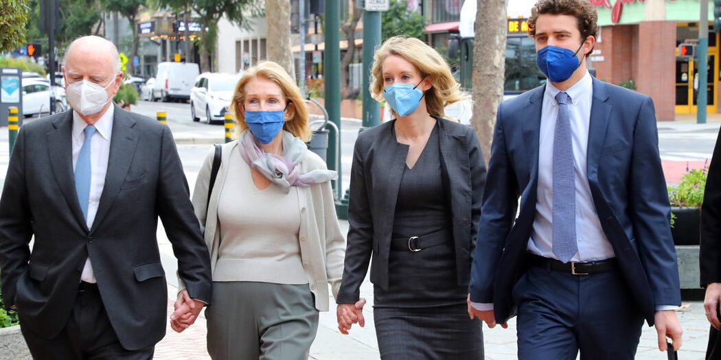 <pre>Присяжные заседатели в суде над Элизабет Холмс оказались в тупике по некоторым обвинениям