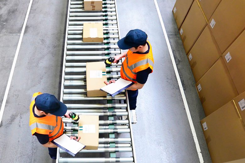 <pre>Опасения в отношении цепочки поставок, инфляция и активные онлайн-продажи привели к скачку праздничных возвратов