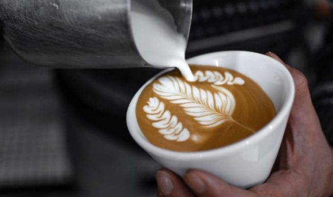 Как рисовать на кофе: искусство латте-арт