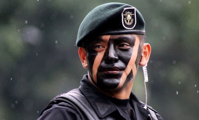 Для чего военные наносят на лицо краску?