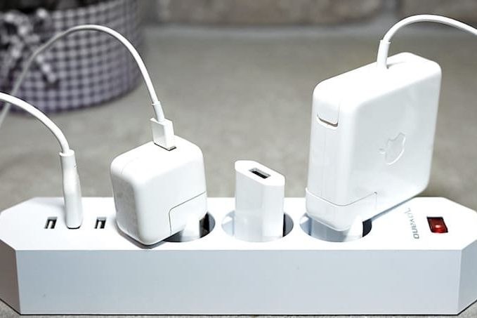 Нужно ли вытаскивать зарядку с розетки?