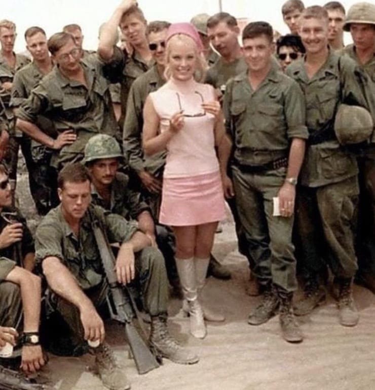 Крис Ноэль развлекает солдат во Вьетнамие