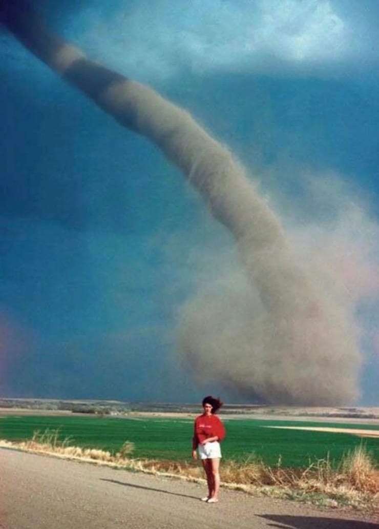 Женщина на фоне торнадо, 1989