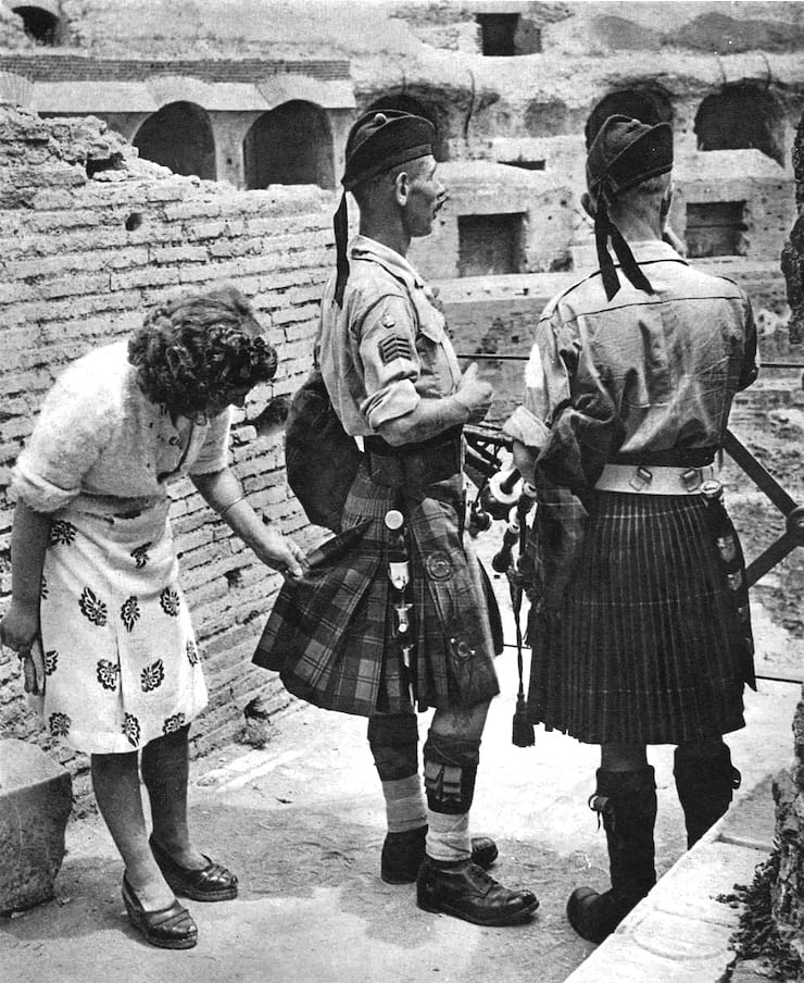 Итальянка изучает килт шотландского солдата, 1944