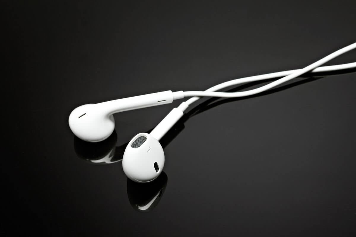 Проводные наушники Apple. EarPods до сих пор покупают! Но где — копия, а где — оригинал, понять сложно. Фото.