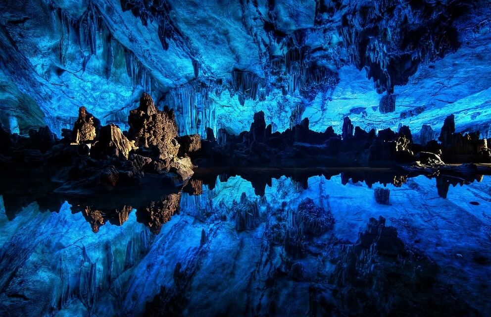Как бактерии выживают при воздействии воды. В глубоких пещерах обитают бактерии, которые до сих пор неизвестны науке. Фото.