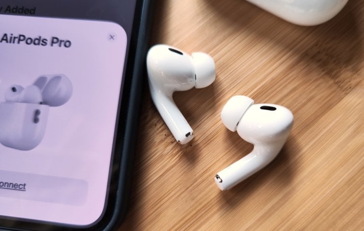 Зачем вообще нужны оригинальные AirPods, когда есть такие копии? Им верит даже iOS 16. Отличить фейковые AirPods от оригинала стало практически невозможно. Фото.