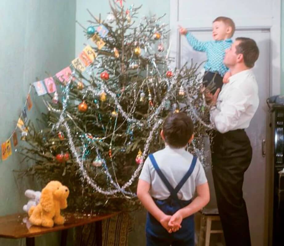 Плюсы настоящей елки на Новый год. Для некоторых семей украшение новогодней елки — очень важная традиция. Фото.