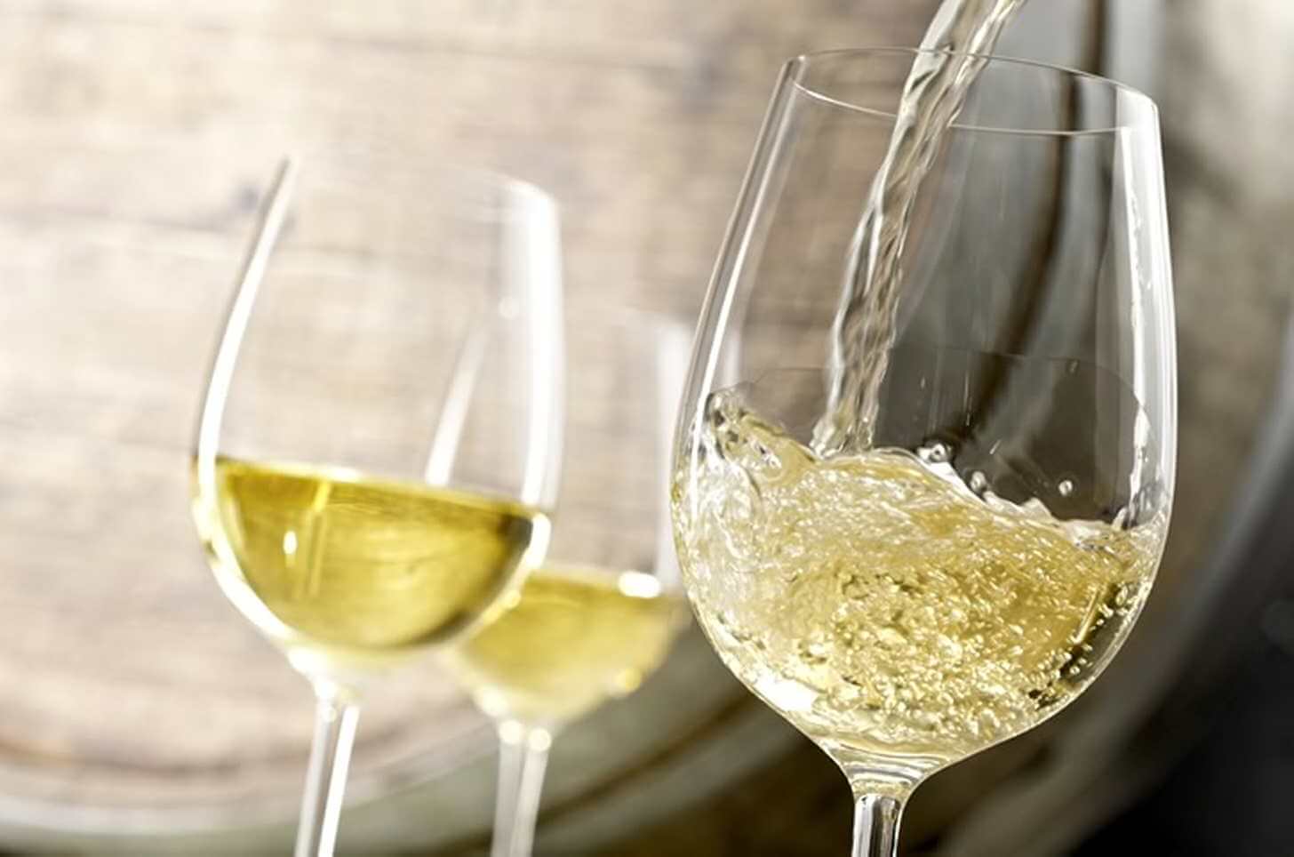 Какое вино пить на новый год? Избежать похмелья позволит белое сухое вино. Фото.