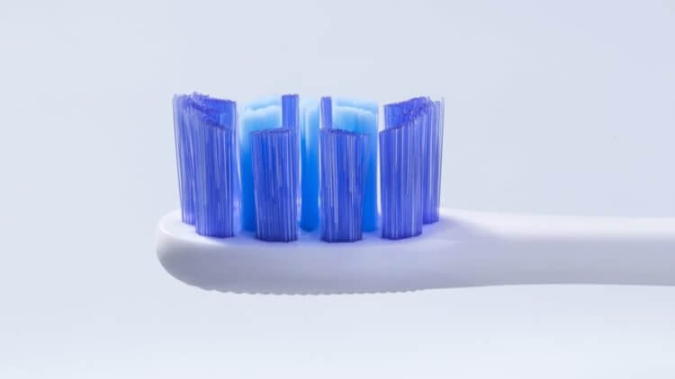 Как правильно чистить зубы. В комплекте со щёткой идут насадки с щетиной Dupont, которые гипоаллергенны и не поддерживают роста бактерий. Фото.