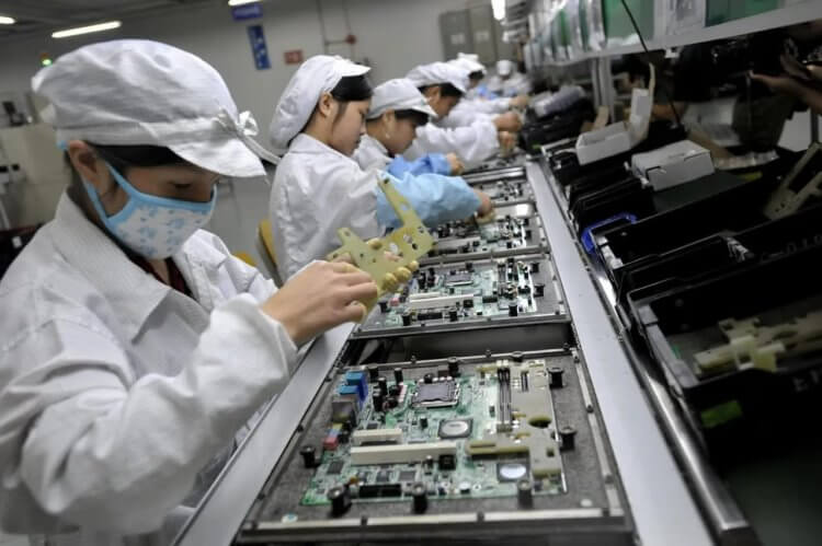 Производство Apple. На крупнейших фабриках Китая сейчас не хватает рабочих из-за Ковида. Фото.