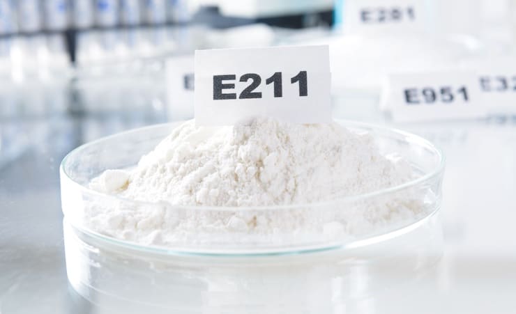 Бензоат натрия (консервант Е211): для чего используется в еде, польза и вред