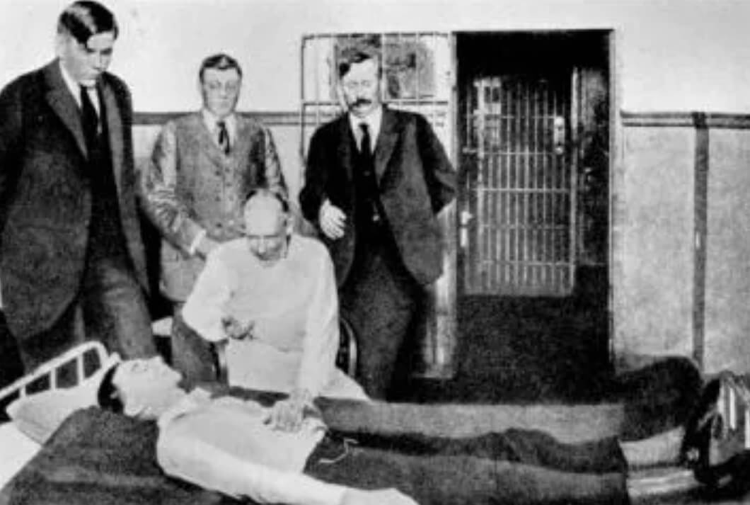 Скополамин. Доктор Роберт Хаус вводит «сыворотку правды» арестованному в техасской тюрьме. Фото.