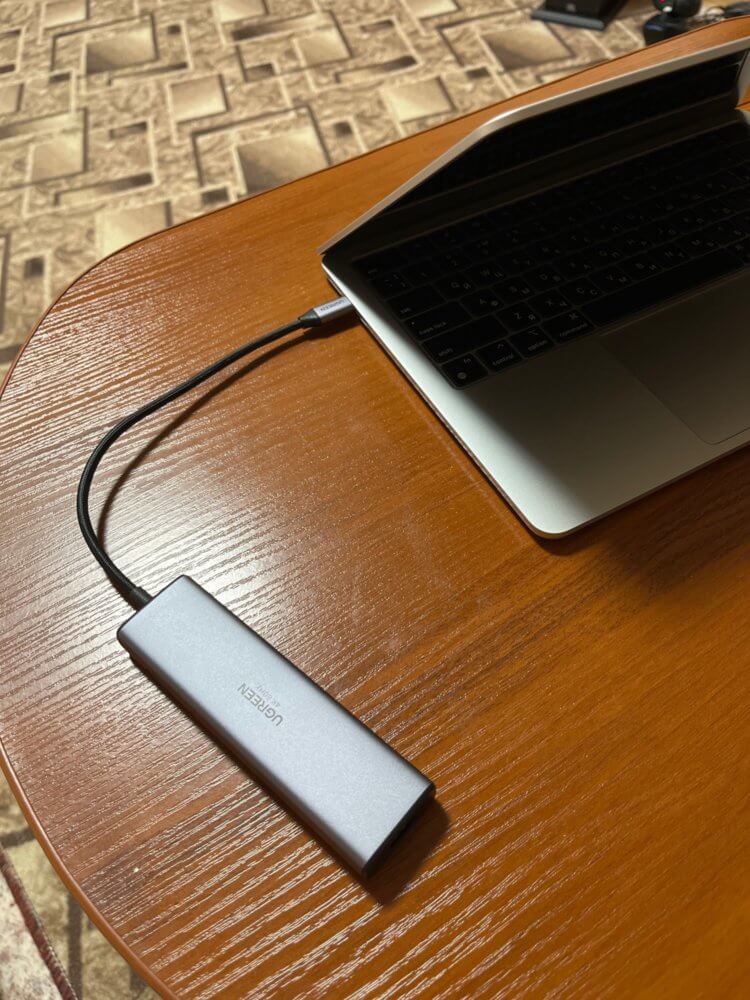 USB-C хаб для MacBook. Хаб по дизайну напоминает сам Макбук. Фото.