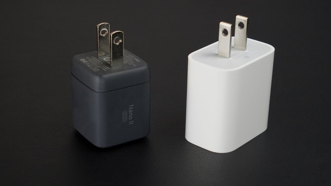Зарядное устройство Apple мощностью 20 Вт громоздкое и дорогое по сравнению с другими зарядными устройствами.