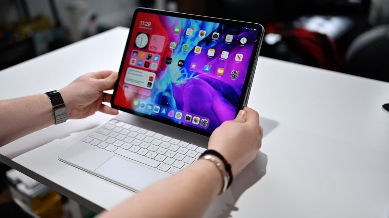 iPad может быть планшетом, ноутбуком или художественным полотном в зависимости от используемого аксессуара.