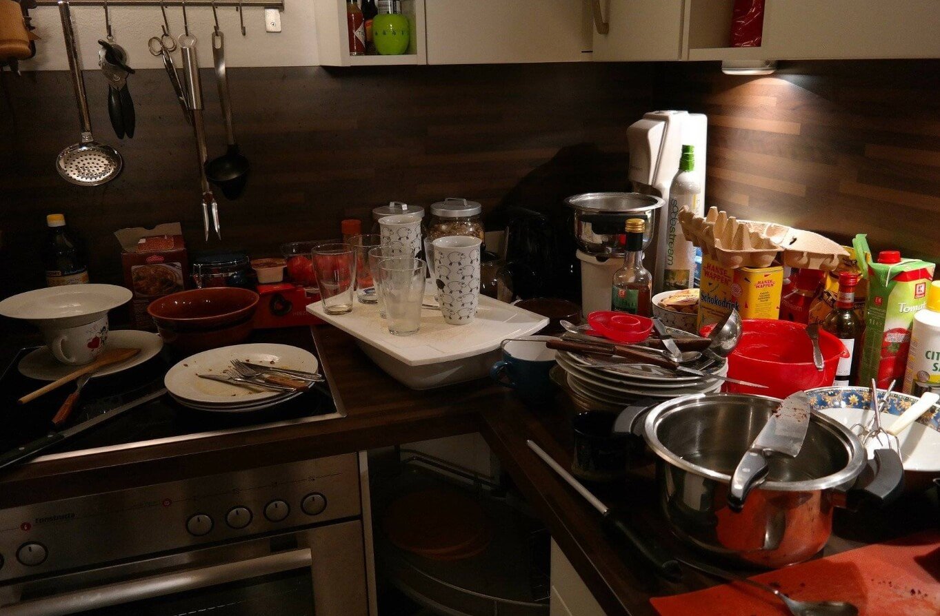 Эксперимент показал самое грязное место на кухне — вы будете удивлены. Как вы думаете, что кроме губки для мытья посуды и разделочной доски на вашей кухне собирает много грязи? Фото.