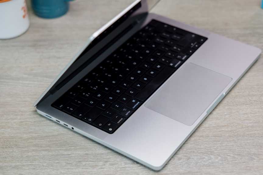 Этот полностью загруженный MacBook Pro прямо сейчас стоит 900 долларов