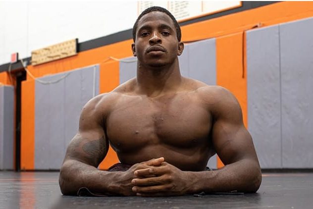 Зайон Кларк — профессиональный борец, родившийся без ног