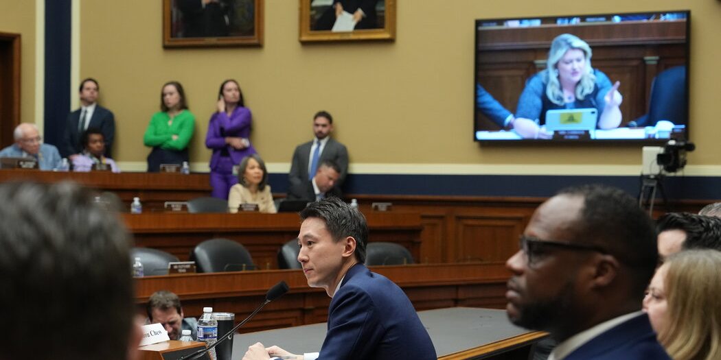 Законодатели осуждают генерального директора TikTok за связи приложения с Китаем,