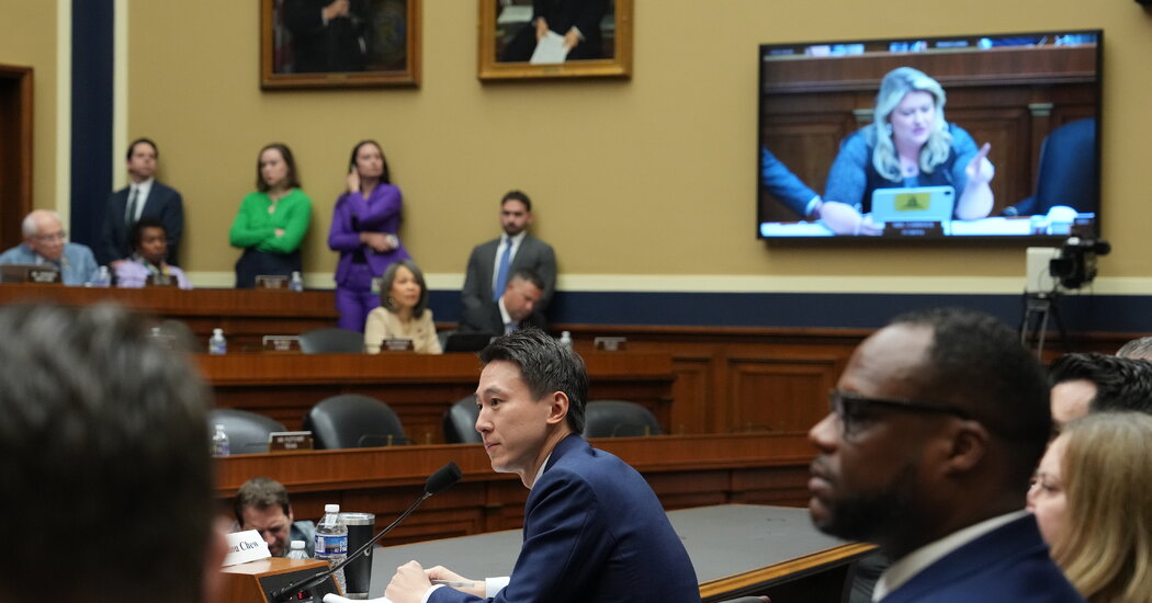 Законодатели осуждают генерального директора TikTok за связи приложения с Китаем,