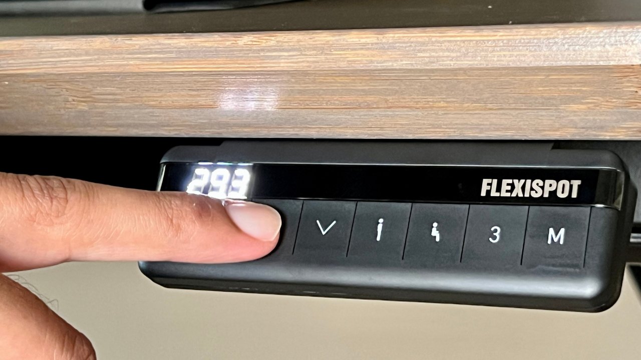 Клавиатура рабочего стола FlexiSpot E7Q позволяет установить три предустановки высоты.